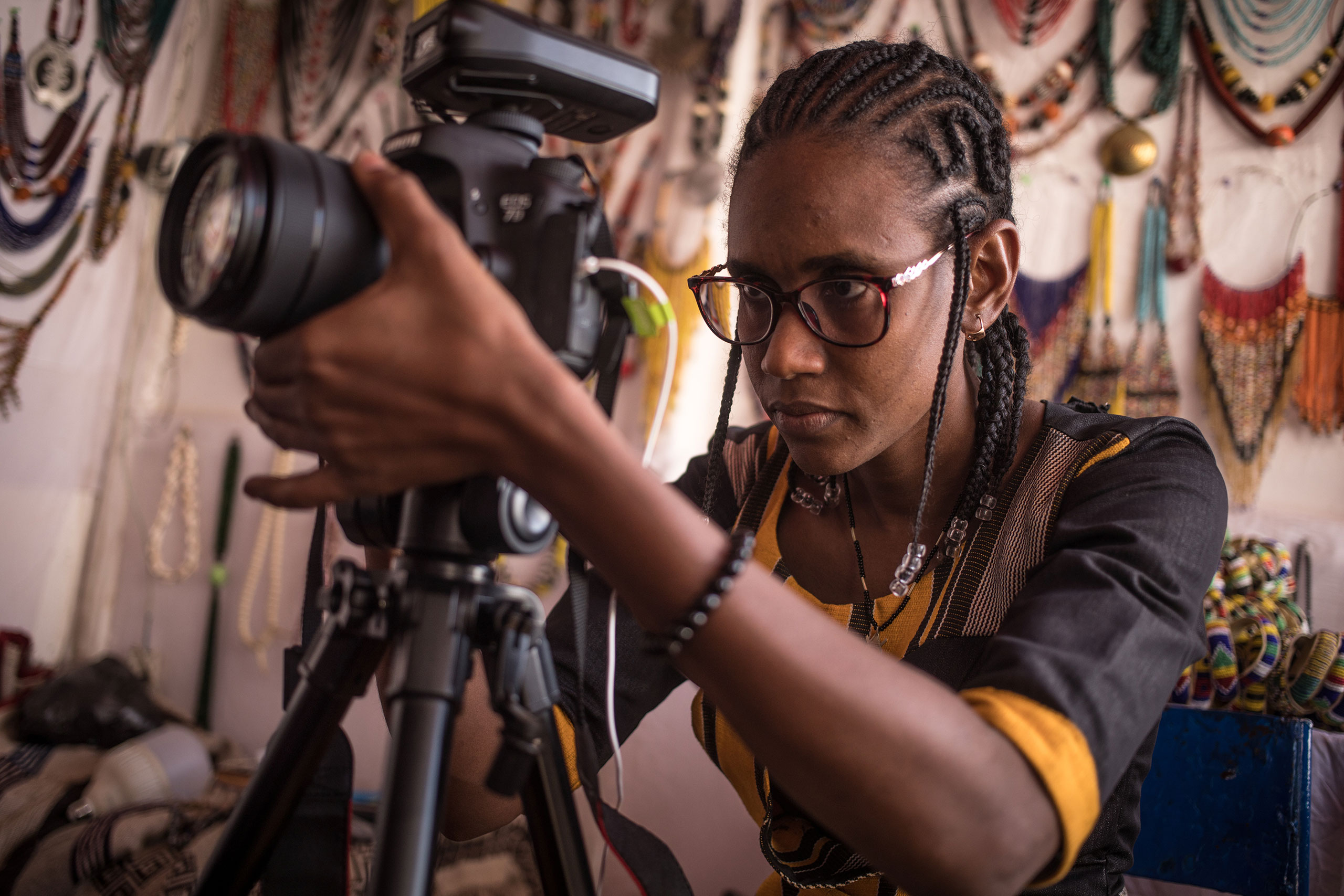 studio-tamani-picture A Studio Tamani journalist captures an artisan during a report. @ Florent Vergnes / Fondation Hirondelle.