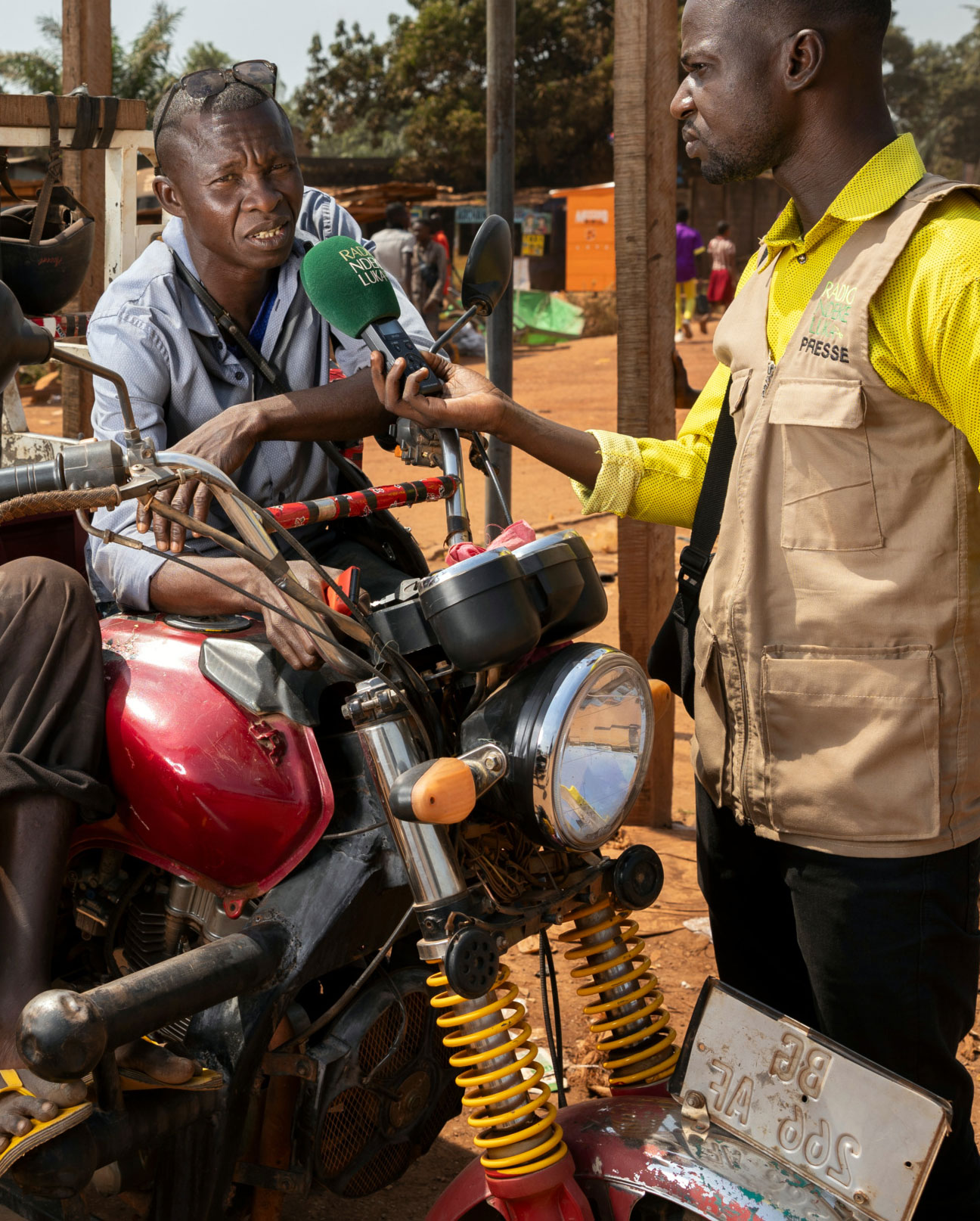Régis Banguima, a journalist at Radio Ndeke Luka, reports from Bangui, capital of the Central African Republic, on December 12, 2023. © Gwenn Dubourthoumieu / Fondation Hirondelle