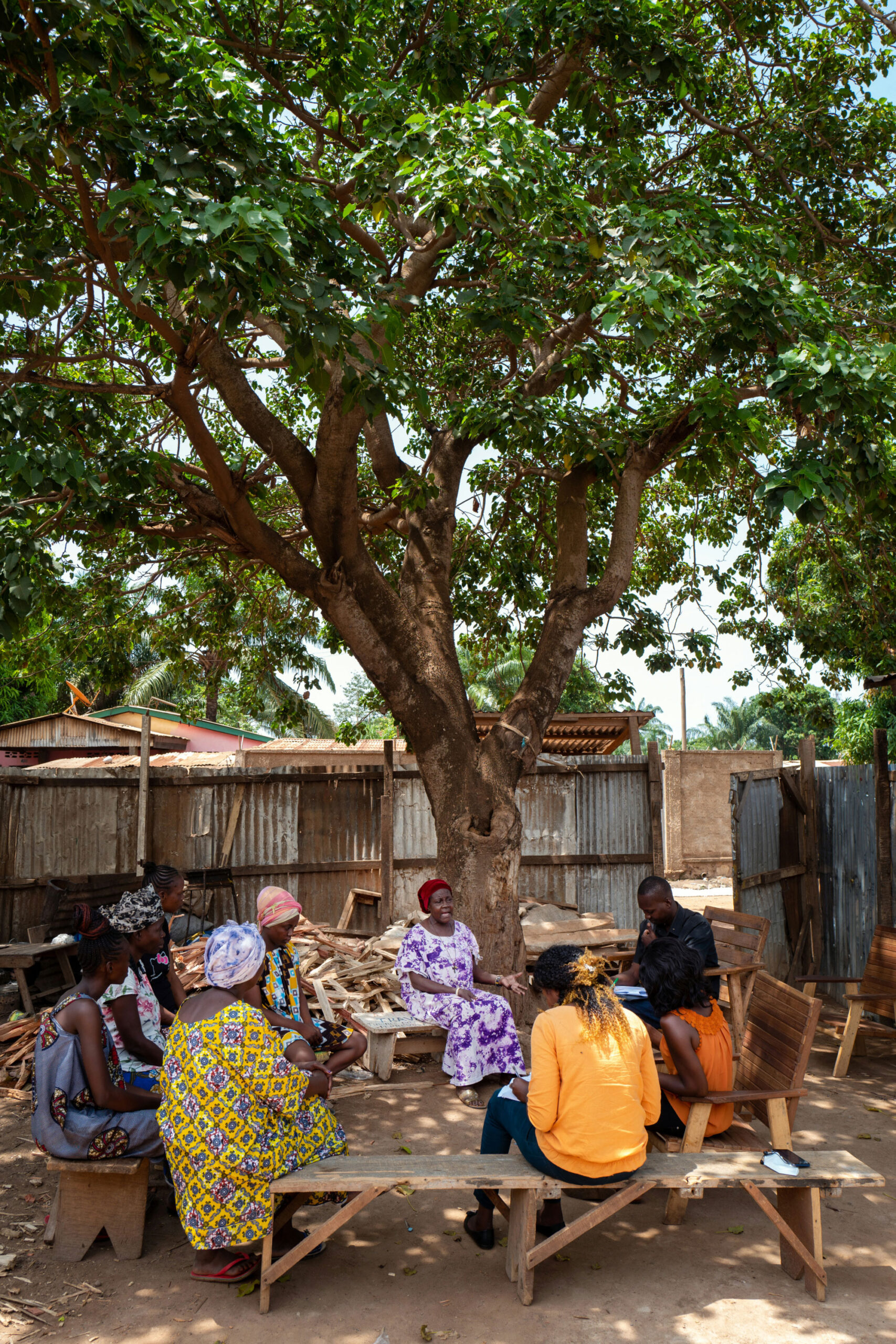 Women respond during an audience study organized by Radio Ndekeluka in Bangui, Central African Republic. © Gwenn Dubourthoumieu / Fondation Hirondelle.